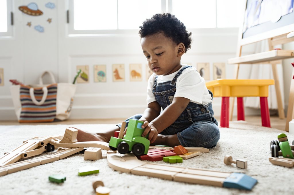 Niño dos años aprende